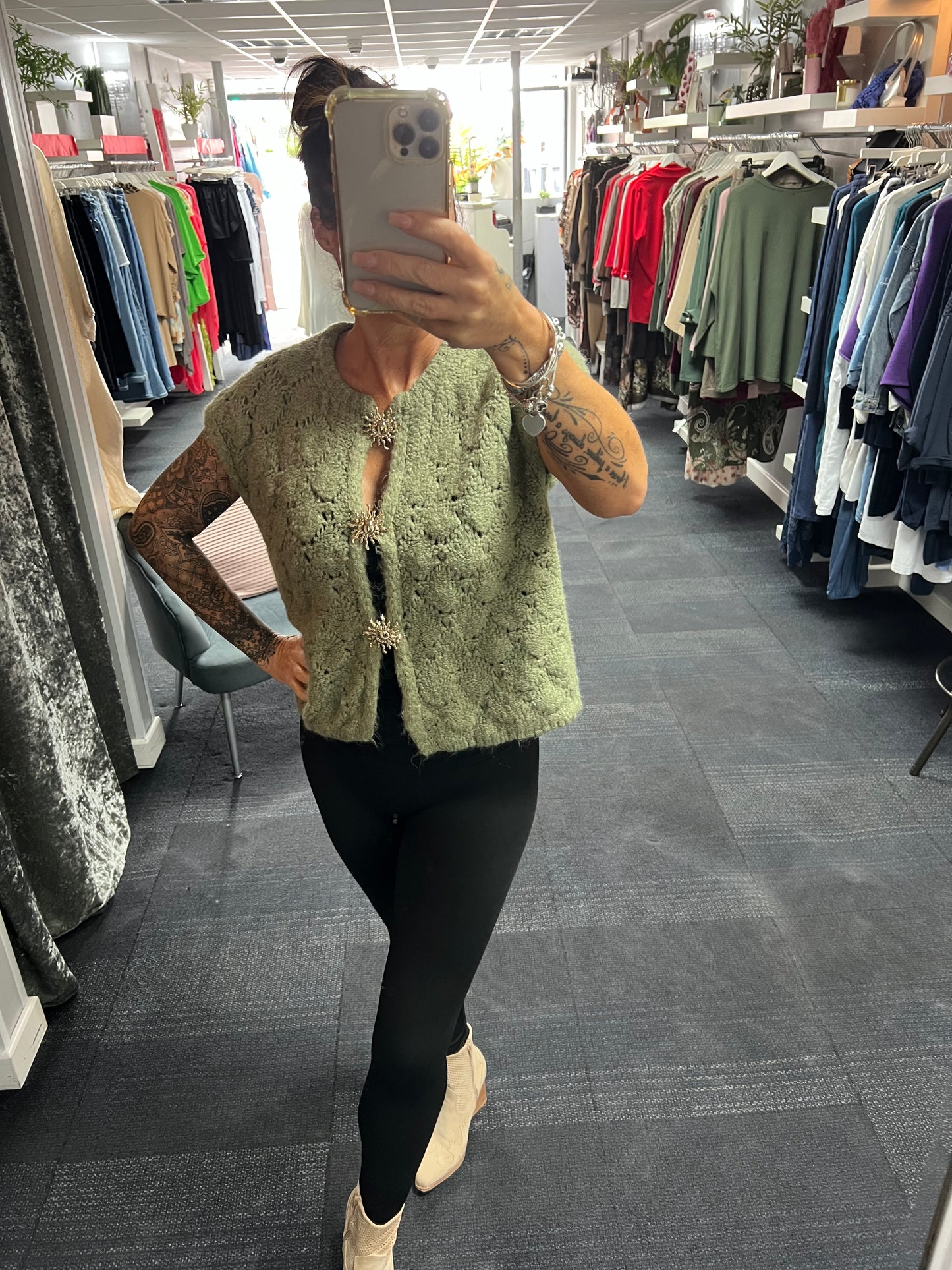 Sun Brooch Sleeveless Cardigan