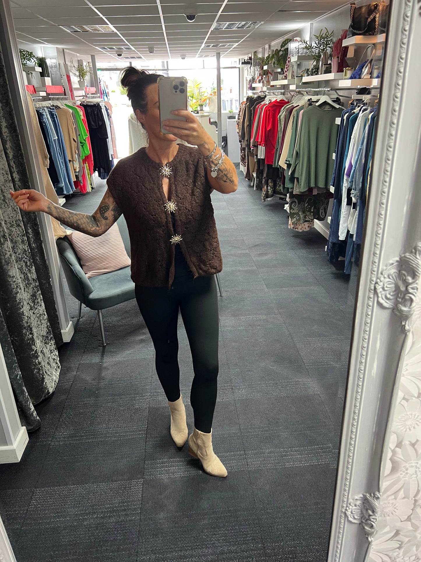 Sun Brooch Sleeveless Cardigan