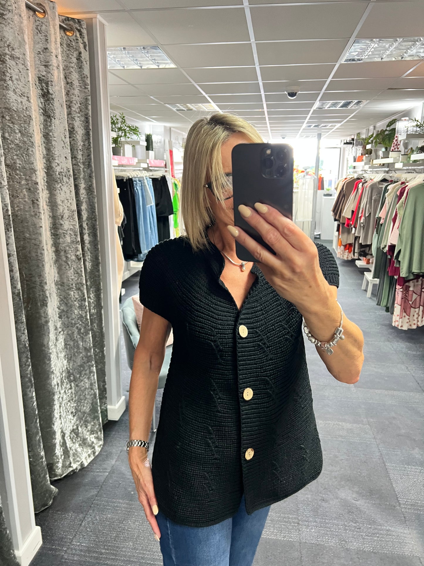 Chunky Sleeveess Cardigan