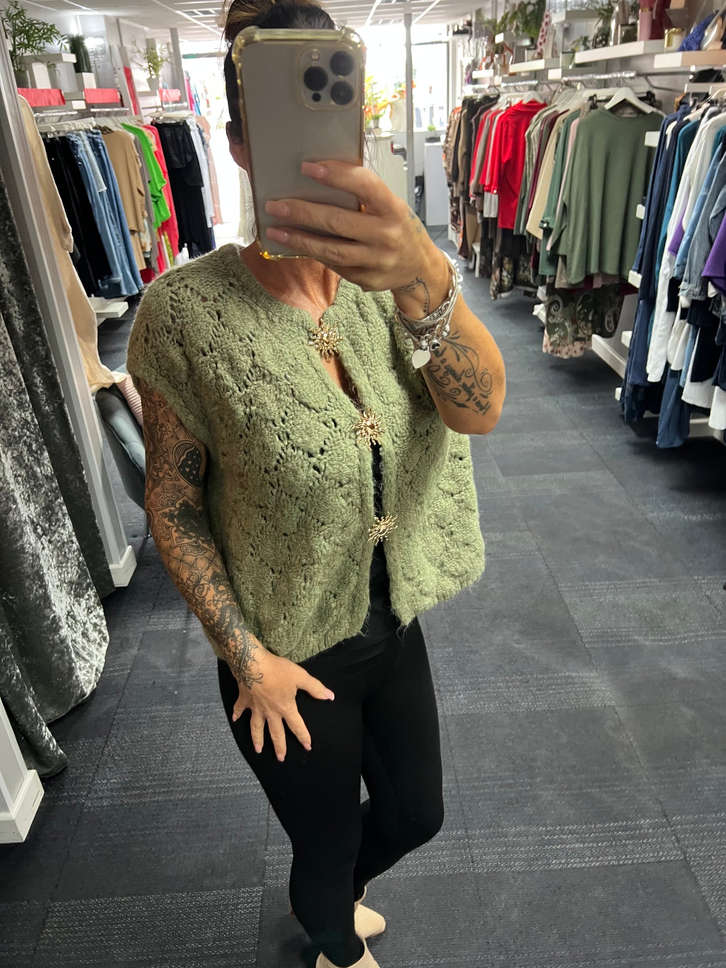 Sun Brooch Sleeveless Cardigan