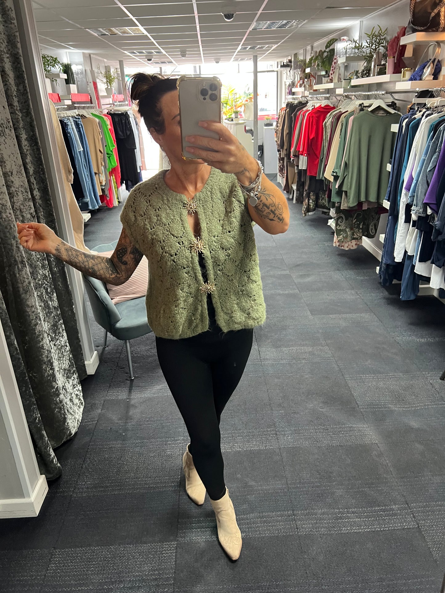 Sun Brooch Sleeveless Cardigan