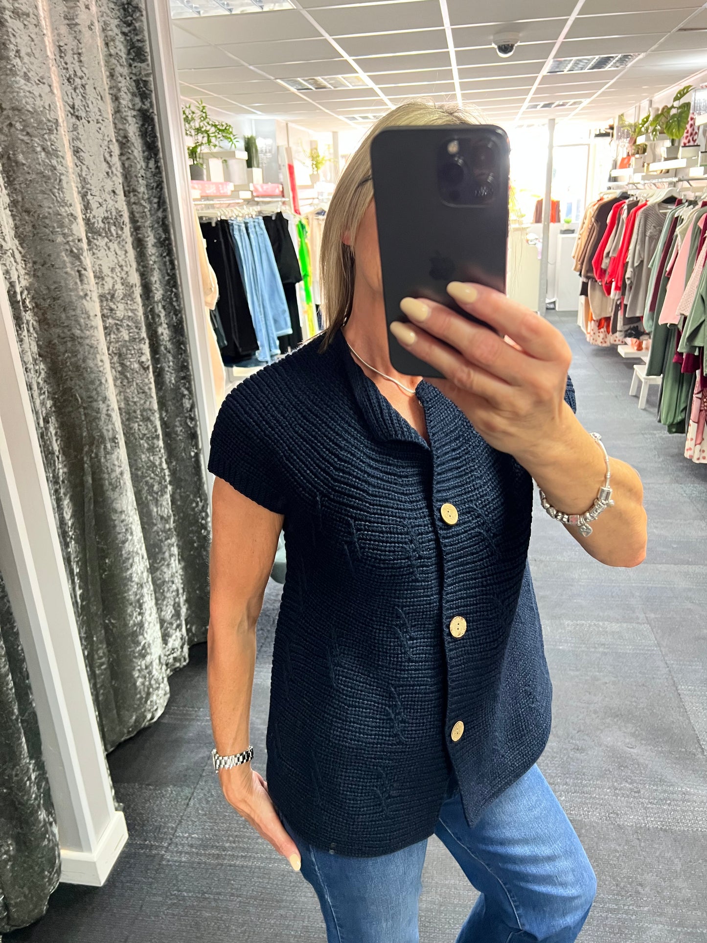 Chunky Sleeveess Cardigan