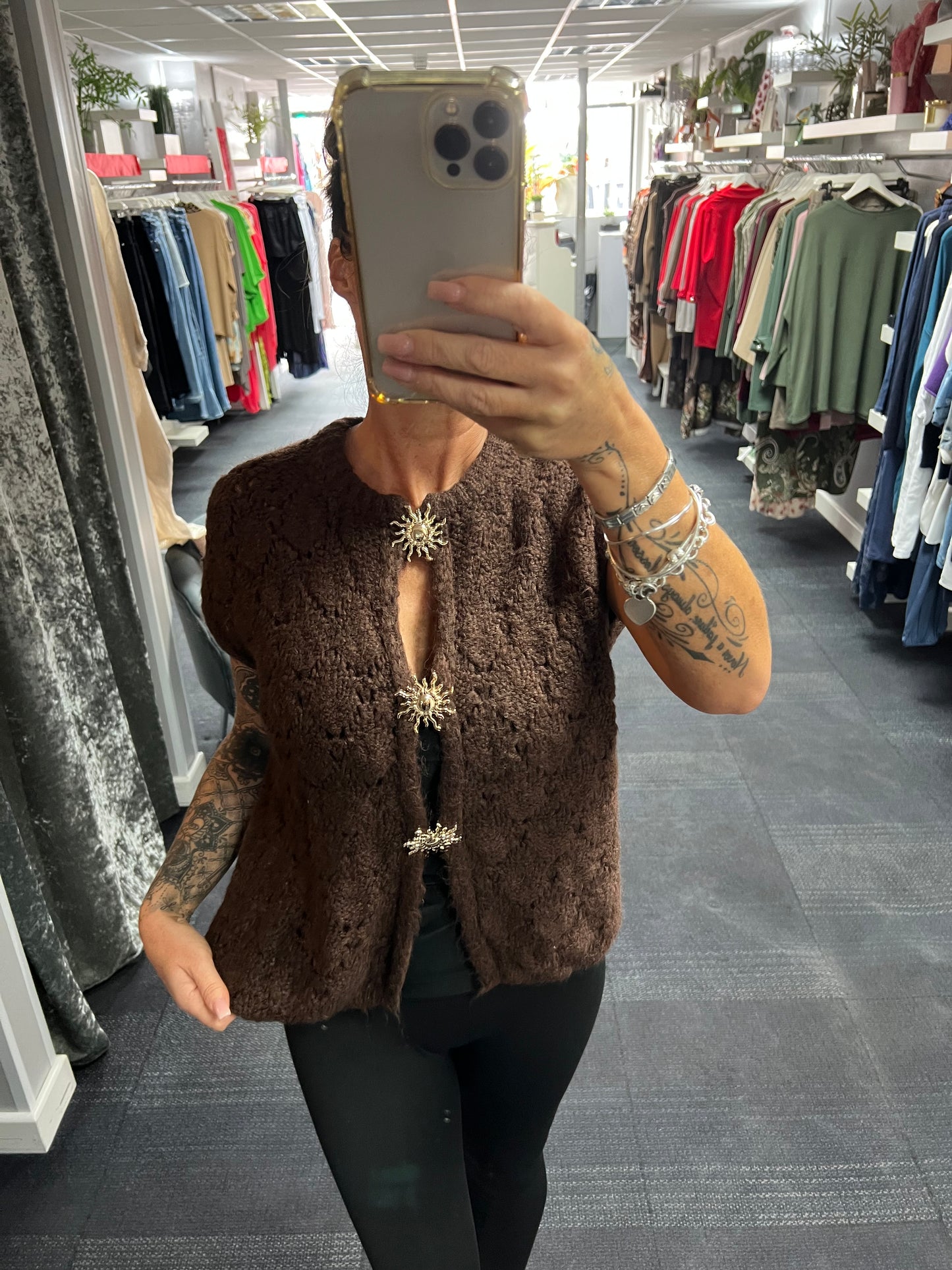 Sun Brooch Sleeveless Cardigan