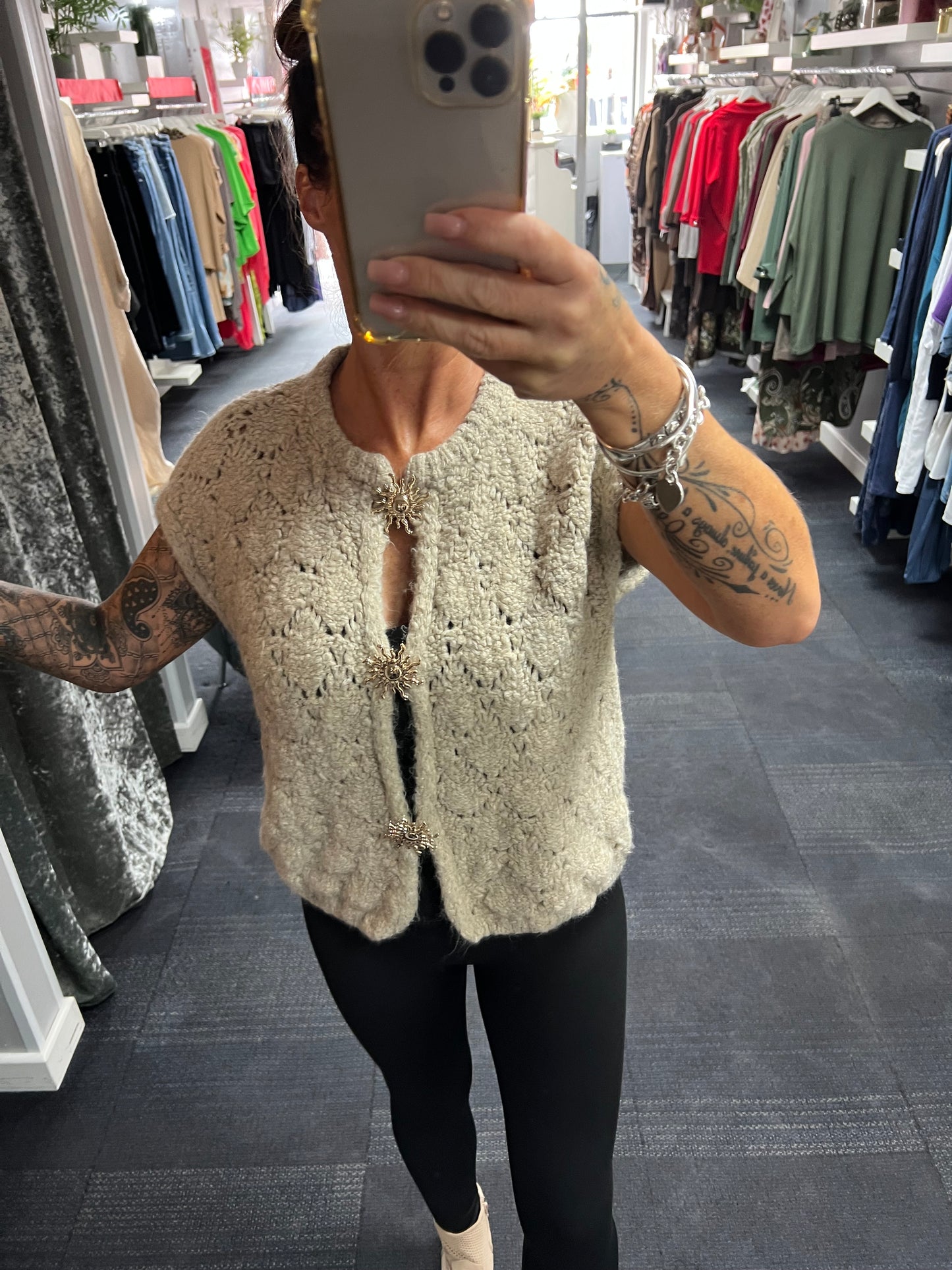 Sun Brooch Sleeveless Cardigan