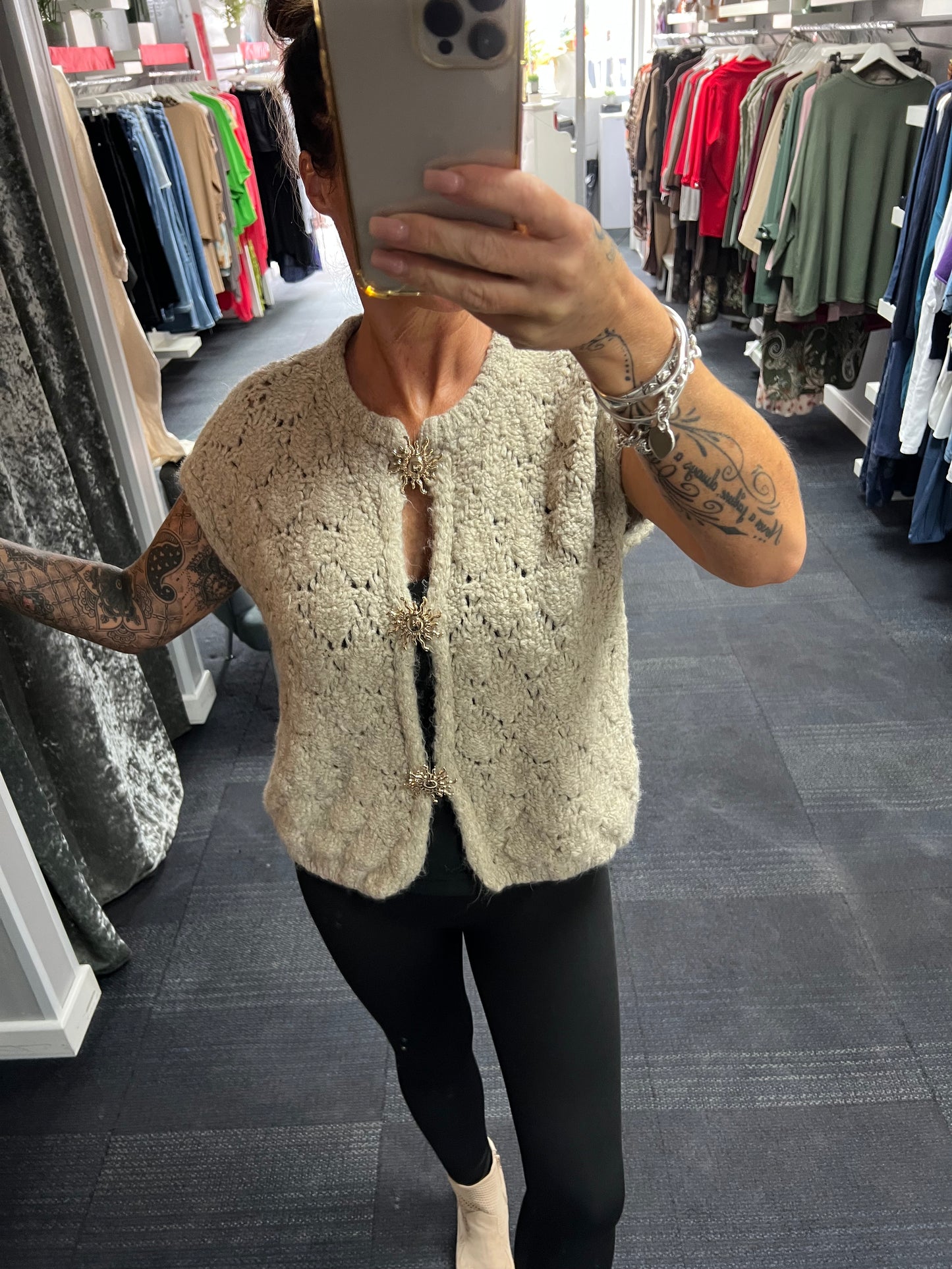 Sun Brooch Sleeveless Cardigan